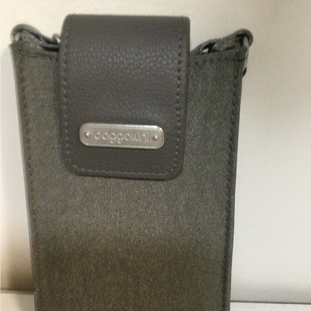 Baggallini RFID Phone Crossbody Case champagne shimmer
